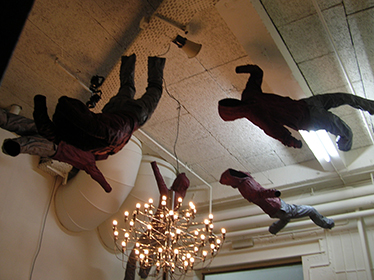 manequins suspendus au plafond