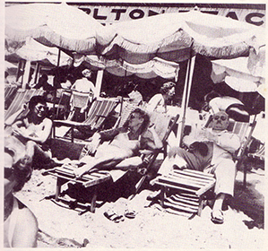 photo de plagistes sur chaises longues dans les années 1960